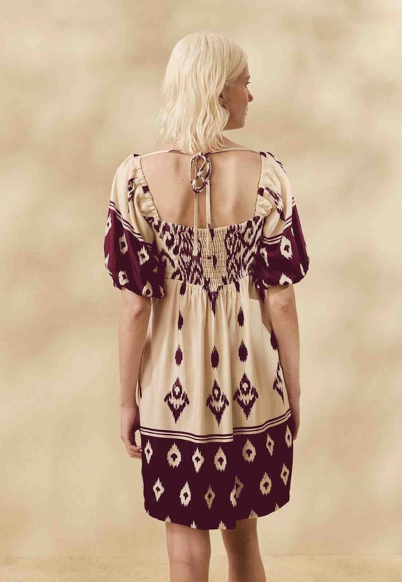 Vestido Curto Manga Bufante Estampado La Pacha Vista Traseira
