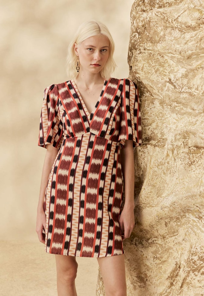 Vestido Curto Manga Estampado Tapê