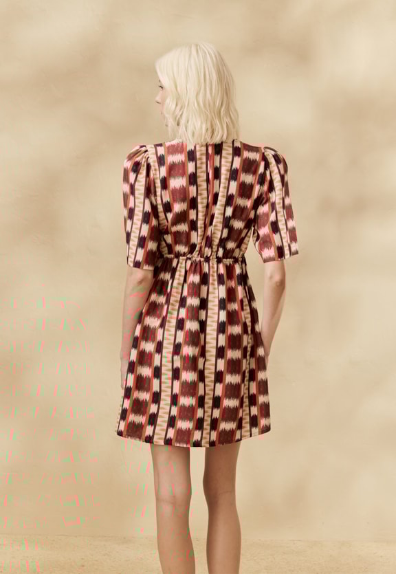 Vestido Curto Manga Estampado Tapê Vista Traseira