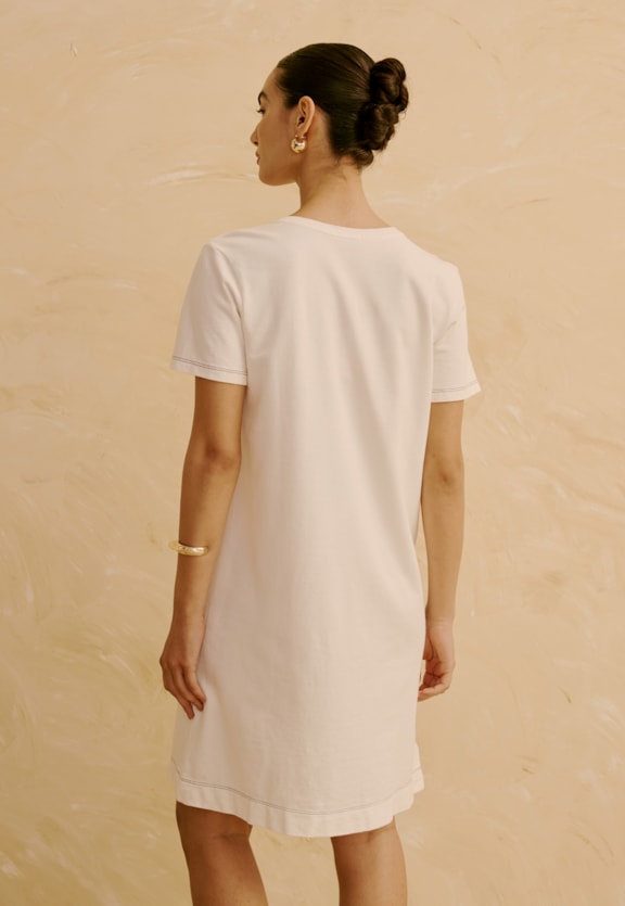 Vestido Curto Moletinho Bordado  Vista Traseira