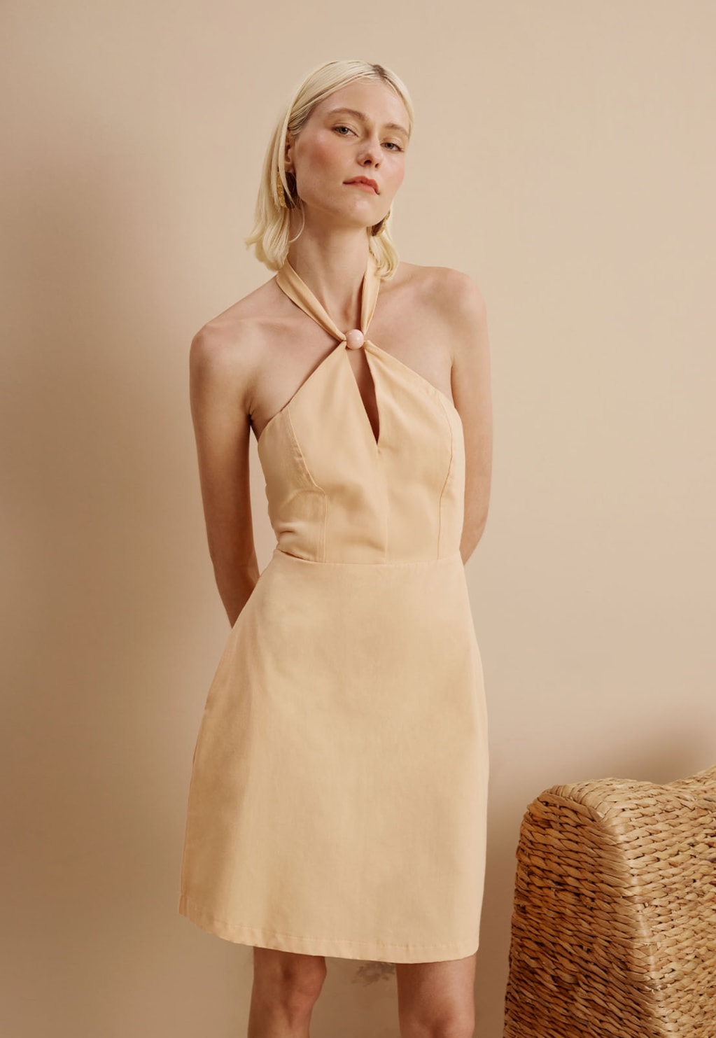 Vestido Curto Ponteira Decote