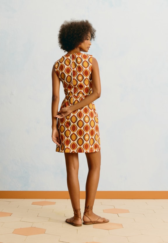 Vestido Curto Pregas Estampado Cacau Solar Vista Traseira