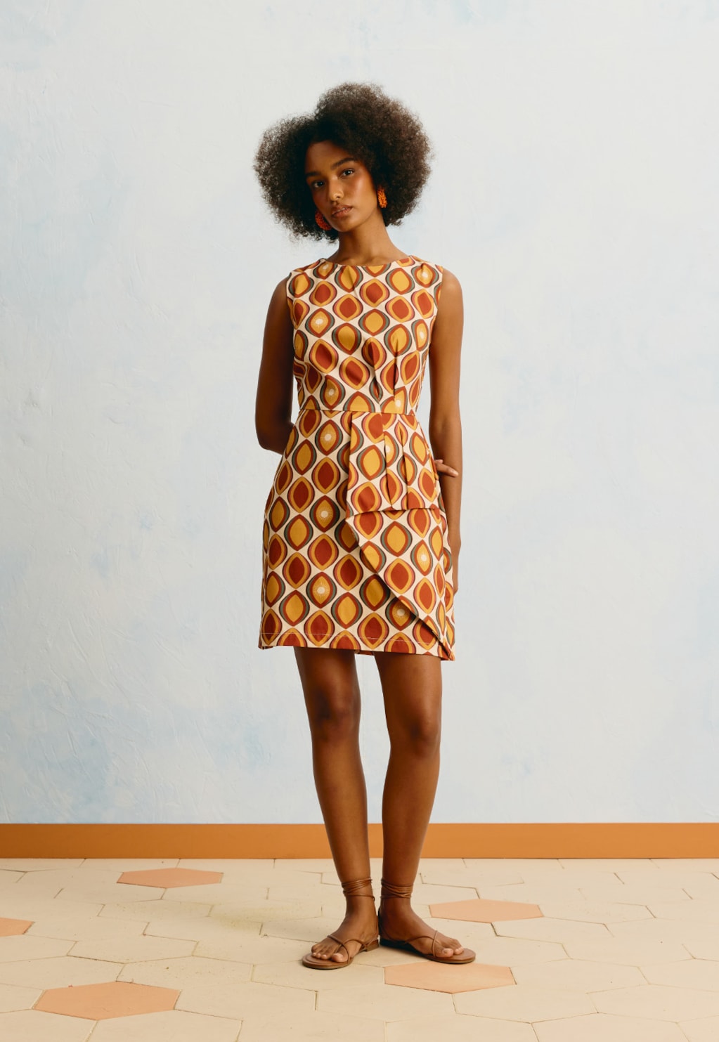 Vestido Curto Pregas Estampado Cacau Solar