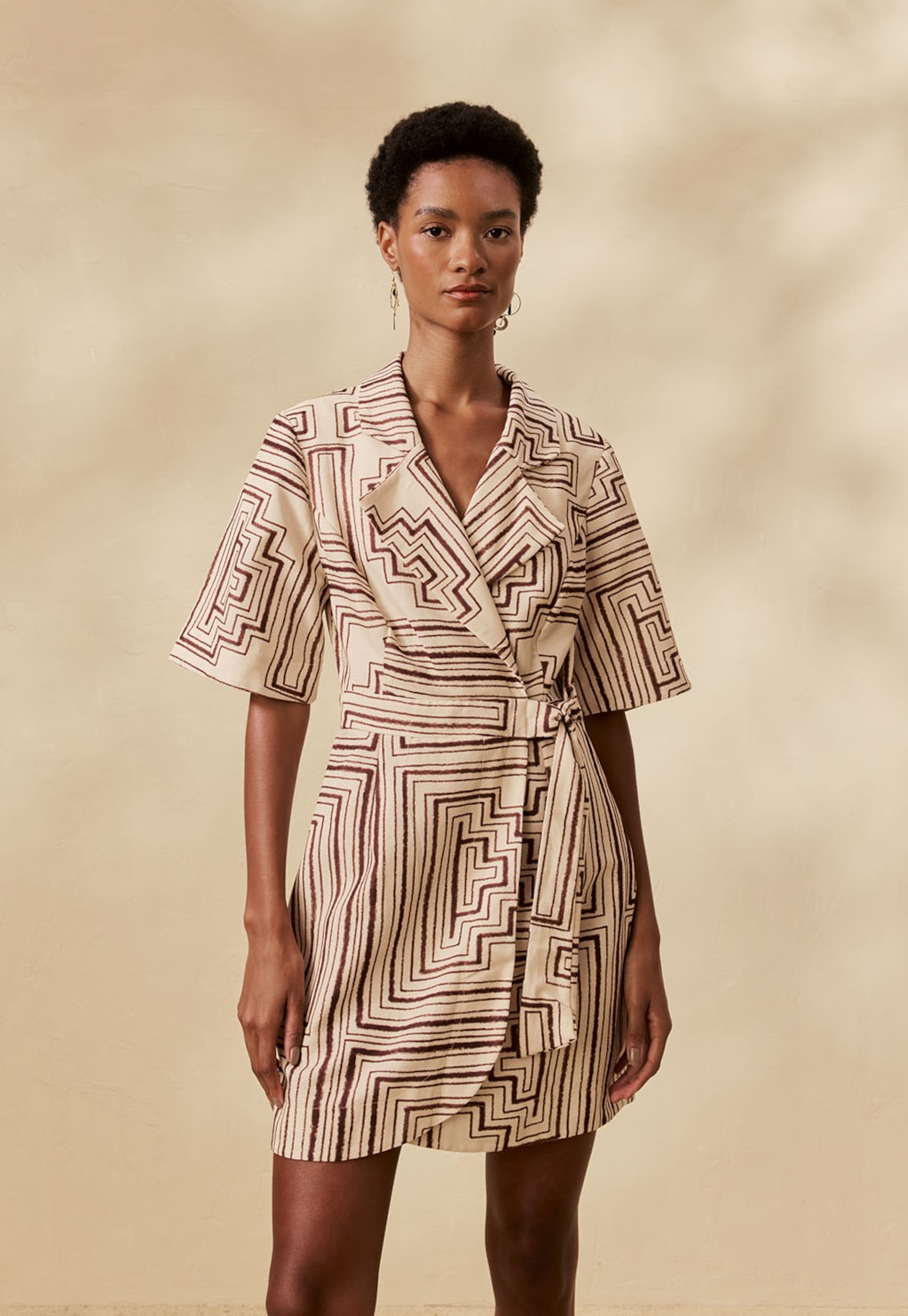 Vestido Curto Transpassado Estampado Quipu