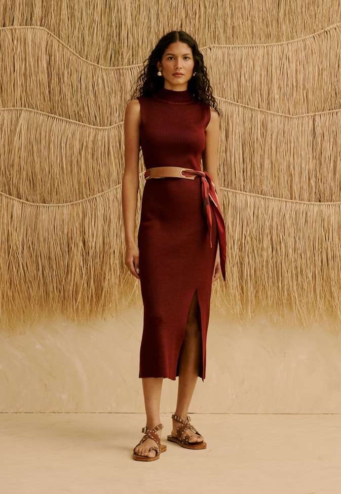 Vestido em Tricot com Gola Alta e Fenda