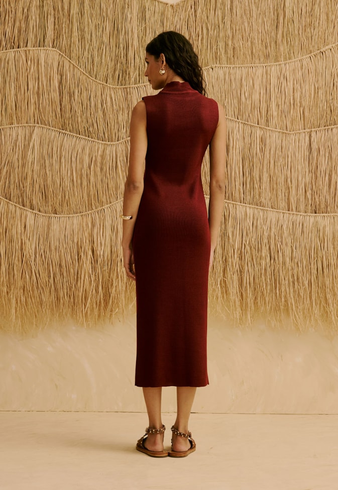 Vestido em Tricot com Gola Alta e Fenda