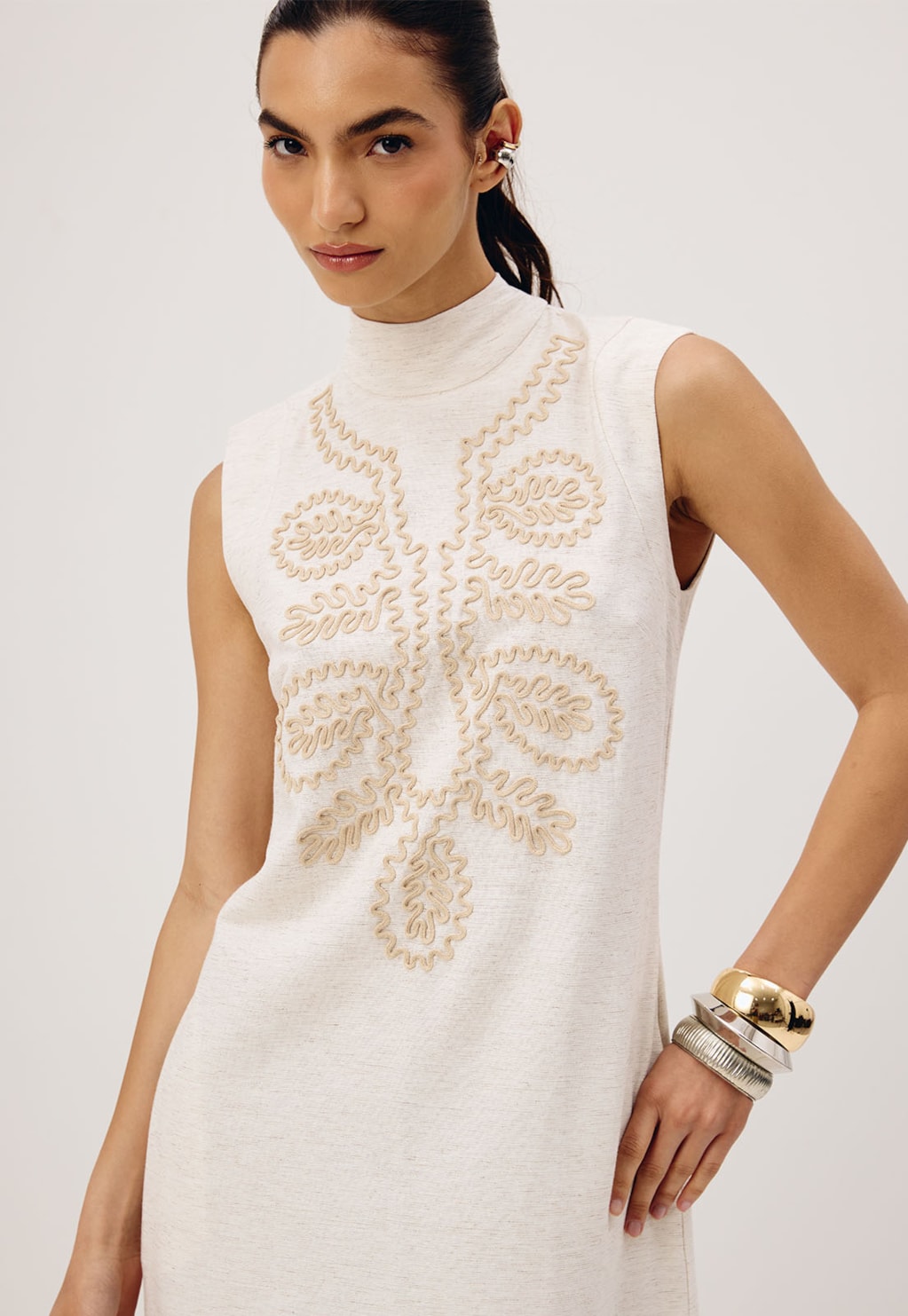 Vestido Longo Gola Alta Bordado