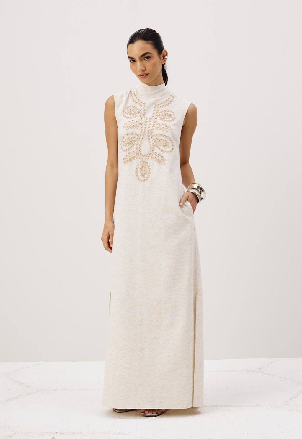 Vestido Longo Gola Alta Bordado