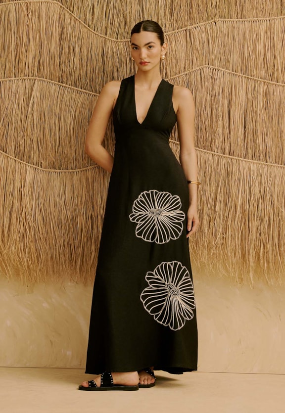 Vestido Longo Liso Bordado Vista Frontal