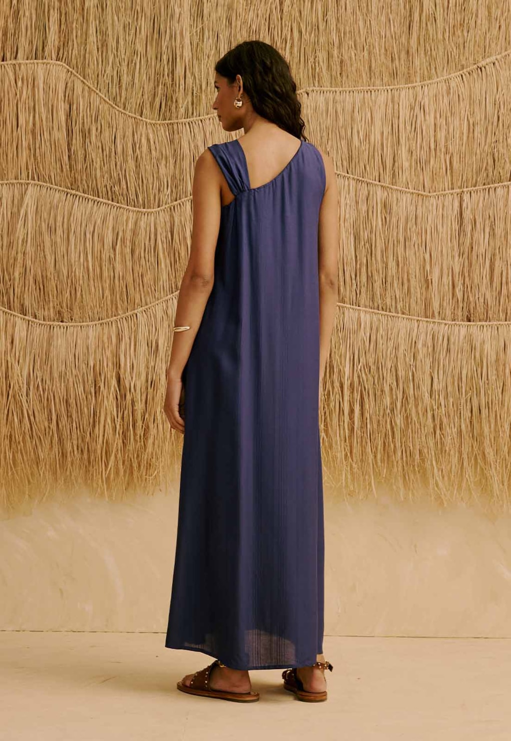 Vestido Longo Liso com Detalhe na Alça