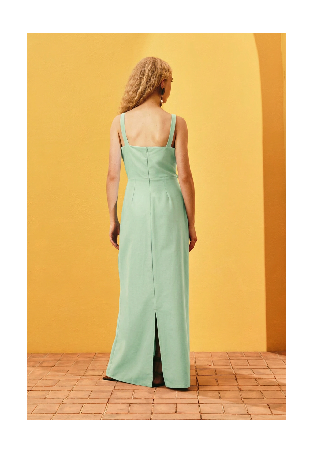 Vestido Longo Liso Detalhe Ponteiras
