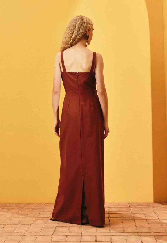 Vestido Longo Liso Detalhe Ponteiras Vista Traseira