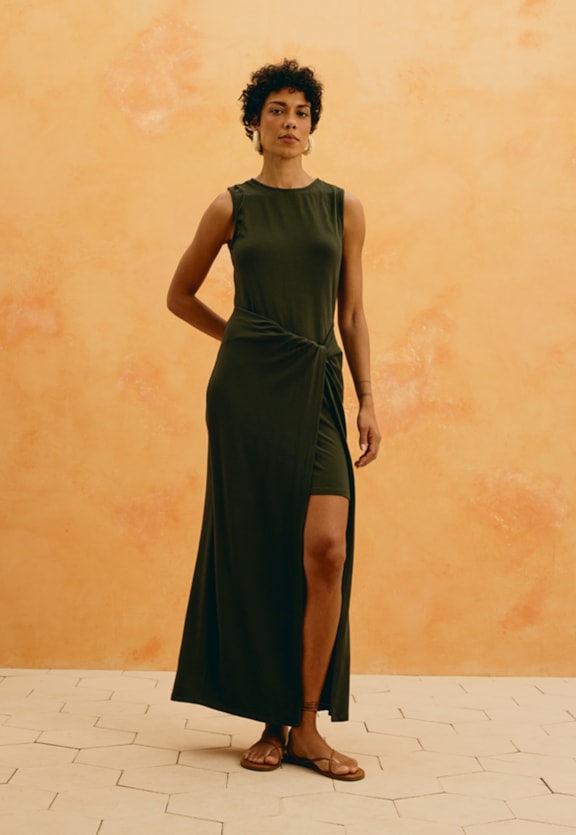 Vestido Longo Liso Fenda Torcido Vista Frontal