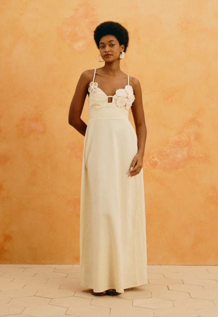 Vestido Longo Liso Flores Crochê Vista Frontal