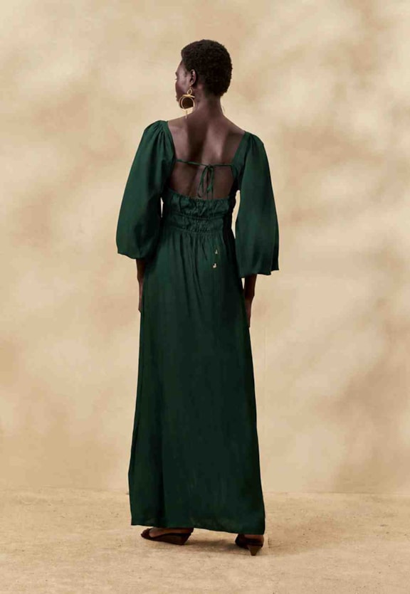 Vestido Longo Liso Mangas Vista Traseira