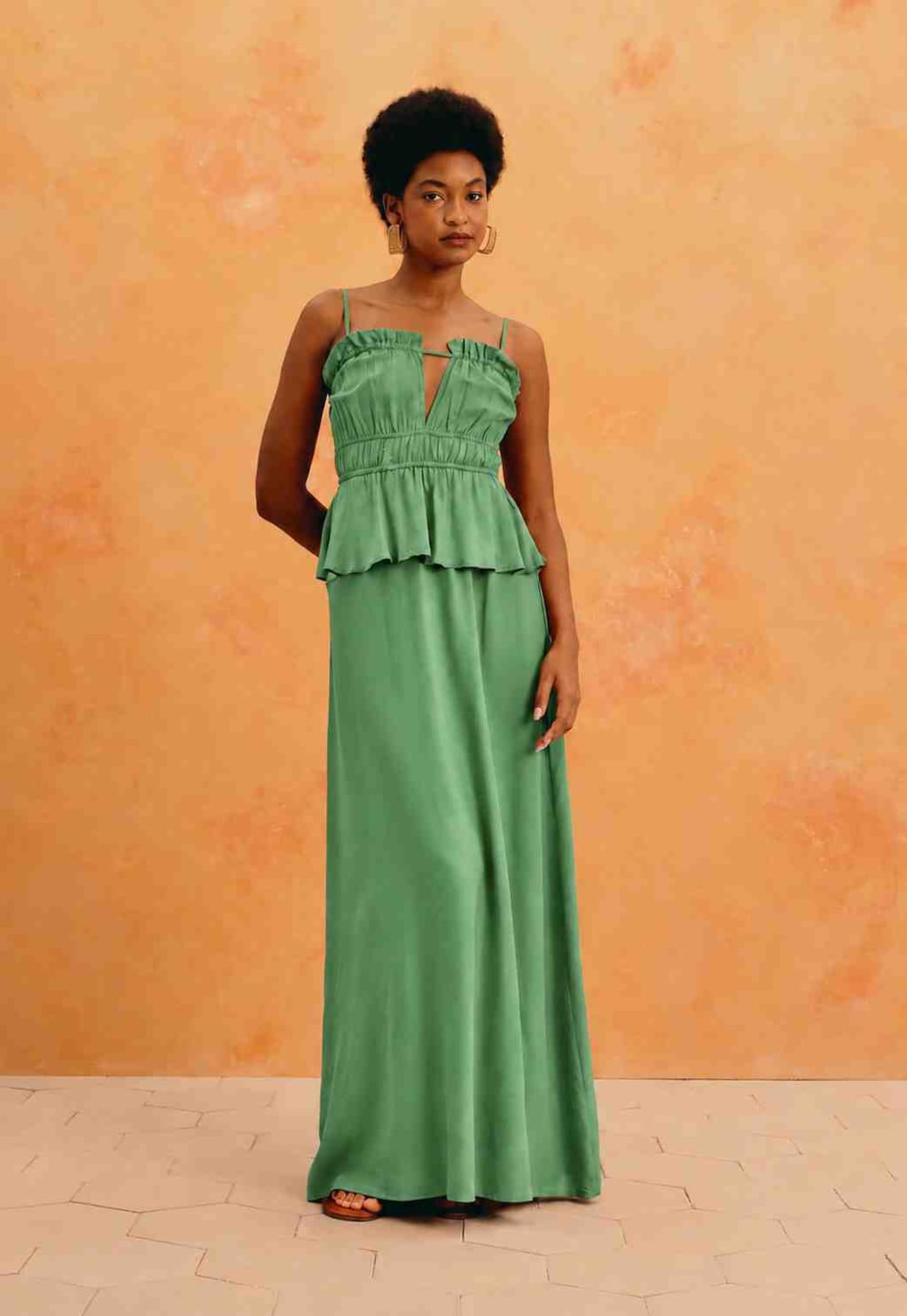 Vestido Longo Liso Peplum Babados