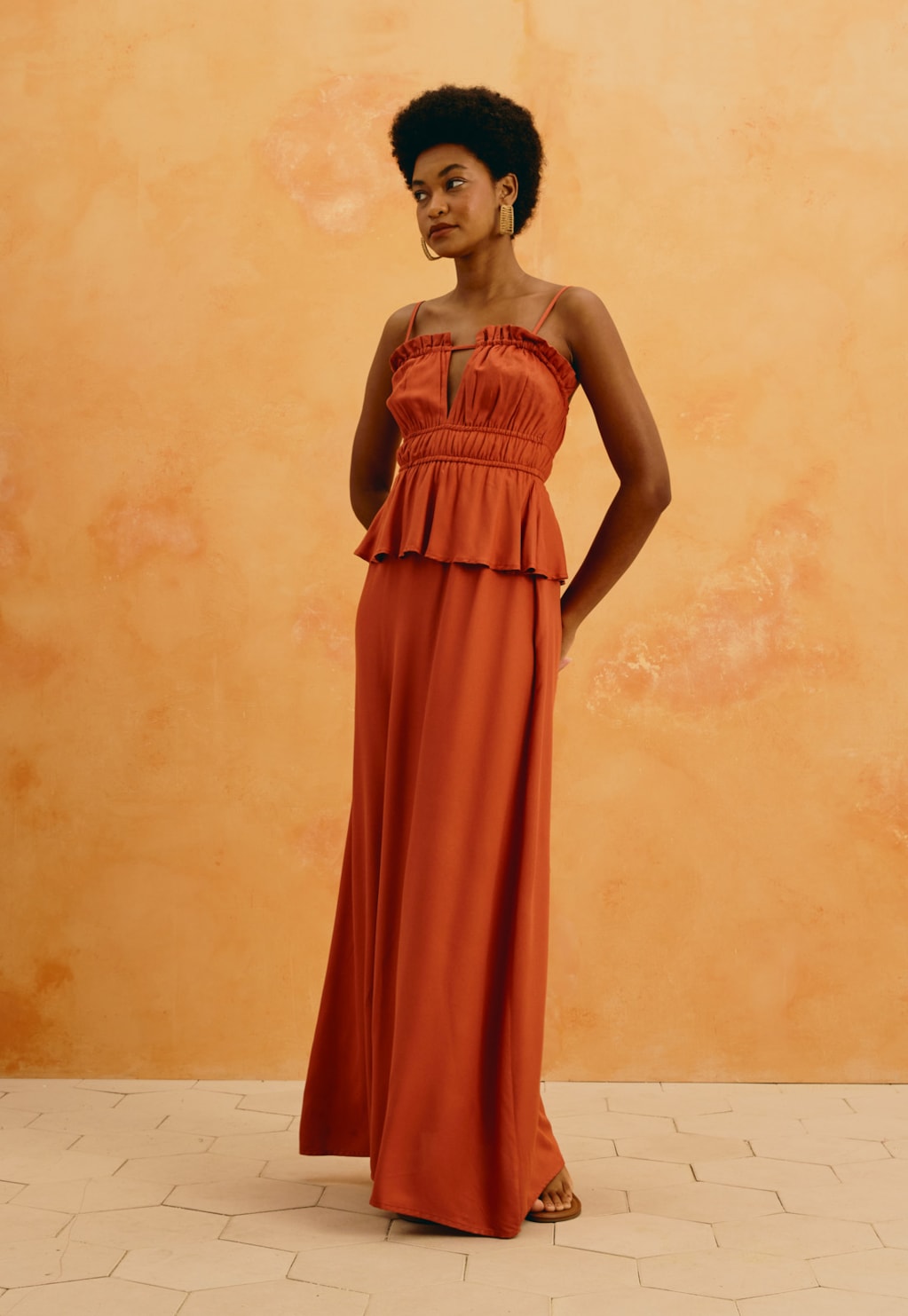 Vestido Longo Liso Peplum Babados