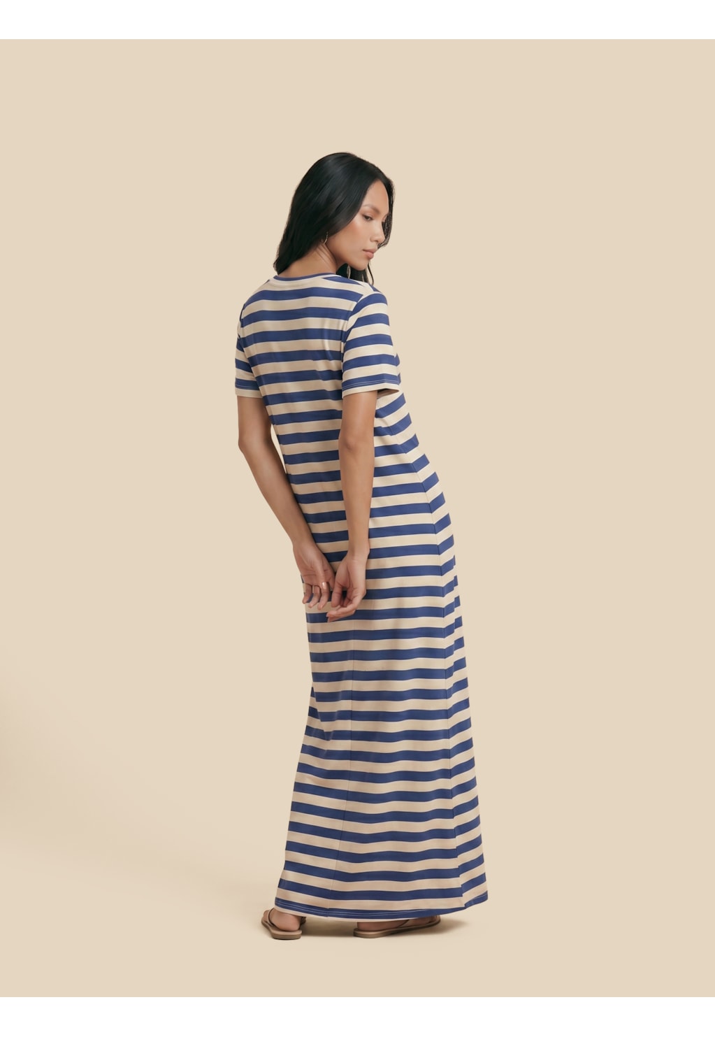 Vestido Longo Liso Reto Gola V