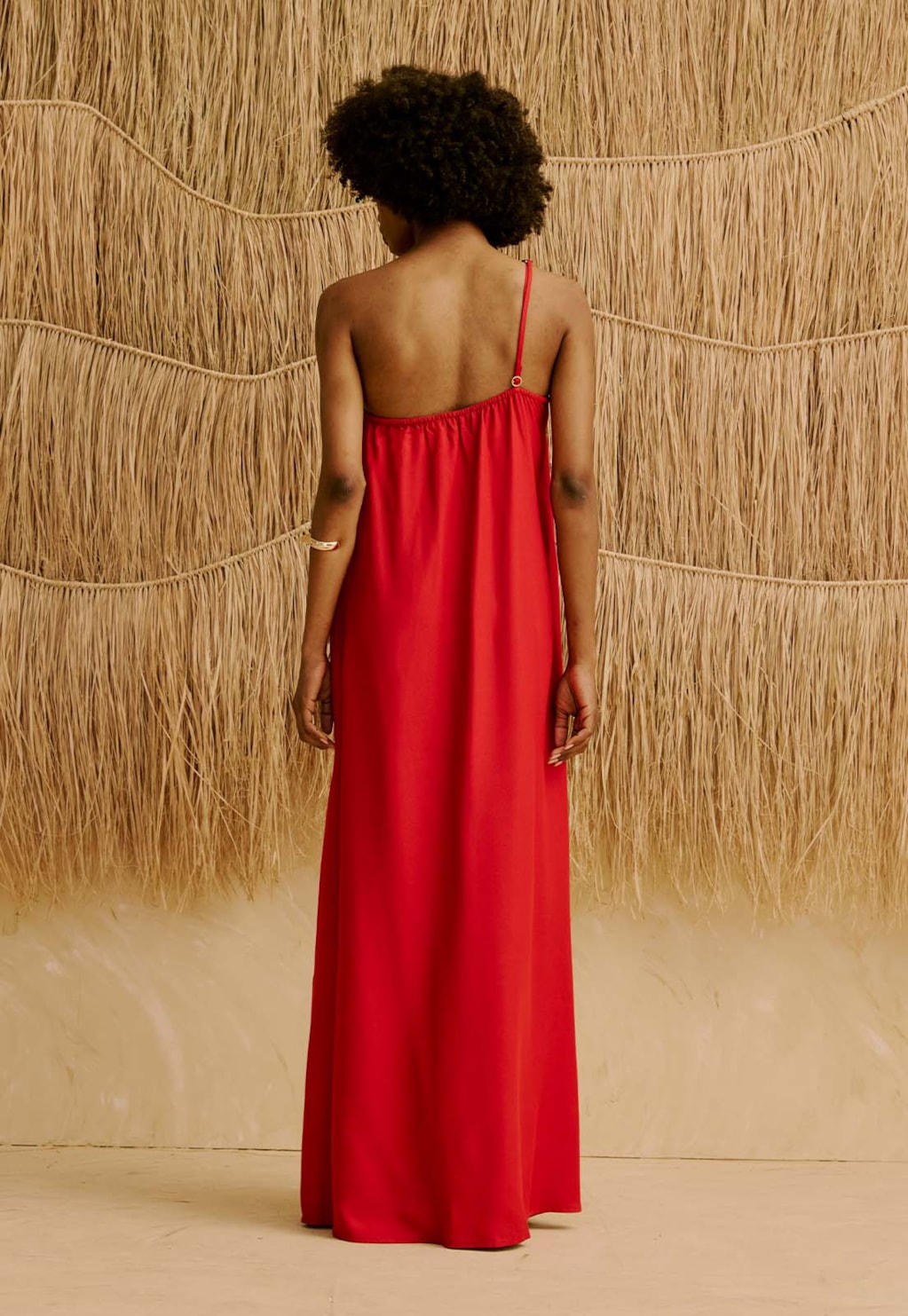 Vestido Longo Liso Um Ombro Só com Detalhe Alça Metal