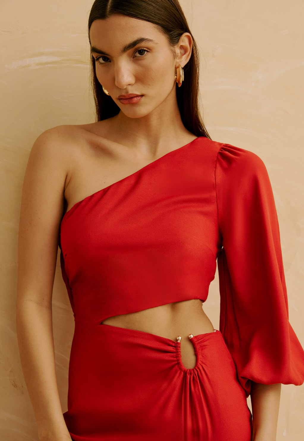 Vestido Longo Liso Um Ombro Só com Detalhe na Cintura