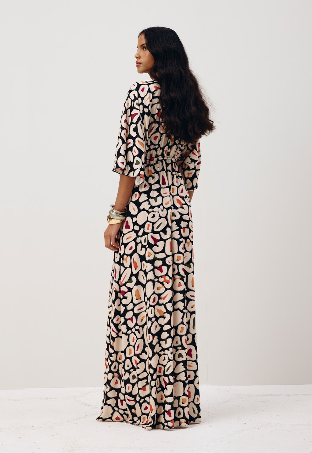 Vestido Longo Manga Ampla Detalhe Ponteira Onza