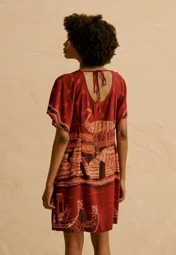 Vestido Manga Curta Estampado Lago Titicaca Vista Traseira