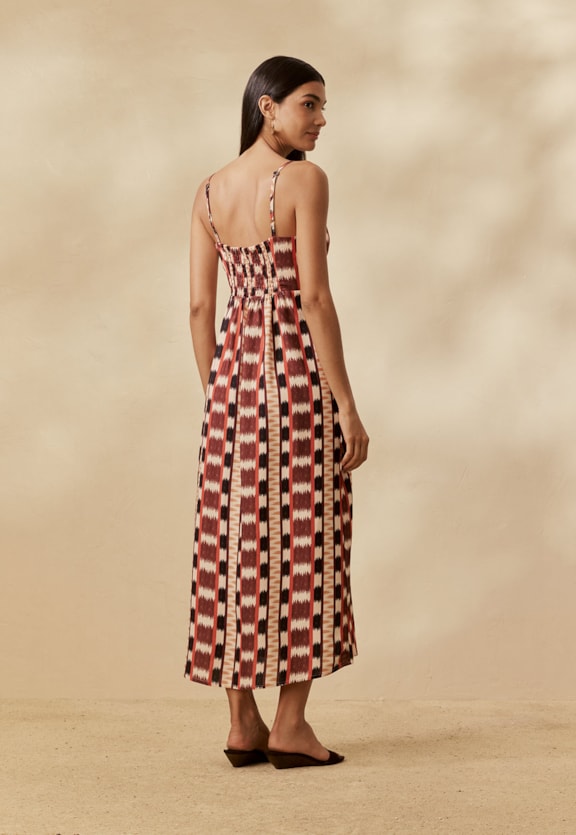 Vestido Midi Abertura na Frente Estampado Tapê Vista Traseira