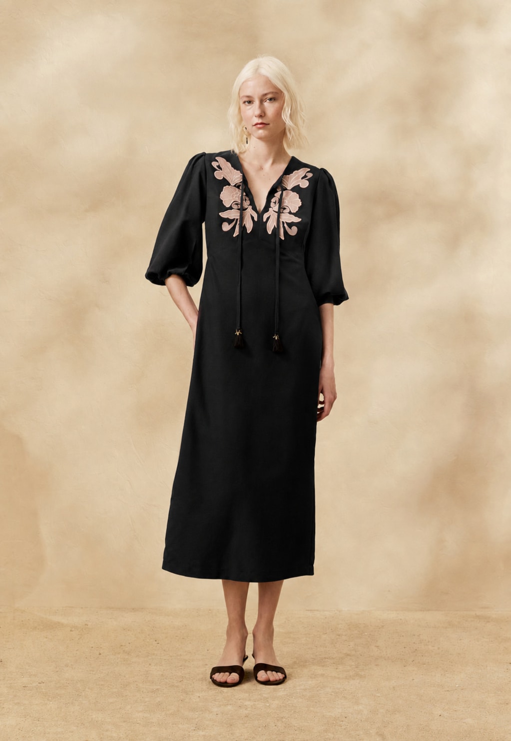 Vestido Midi Liso Bordado