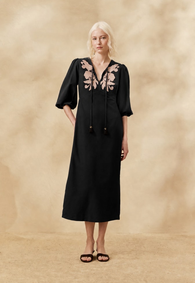 Vestido Midi Liso Bordado