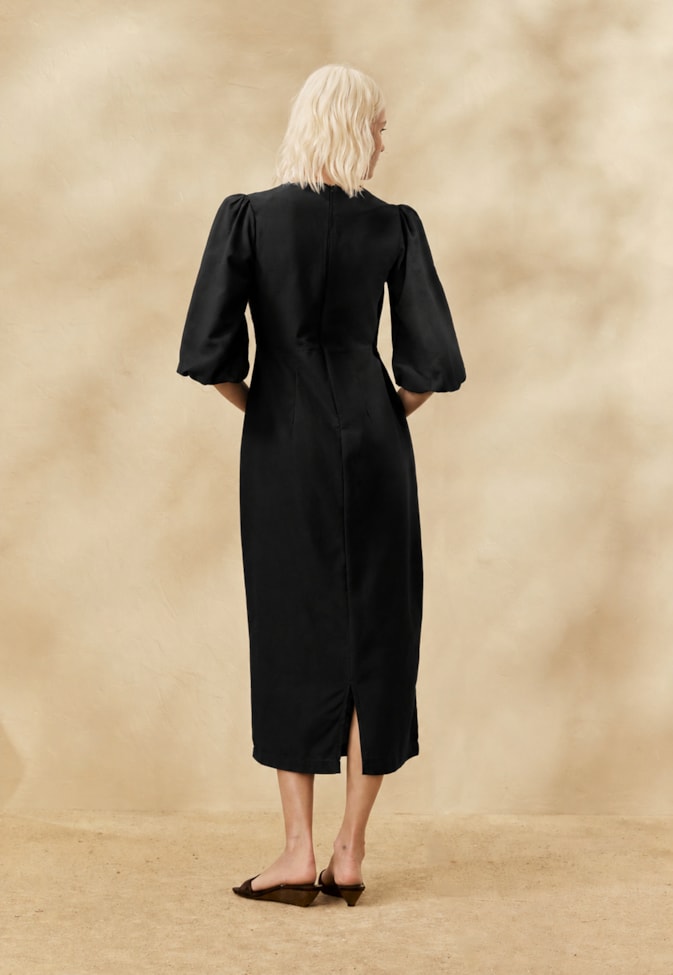 Vestido Midi Liso Bordado