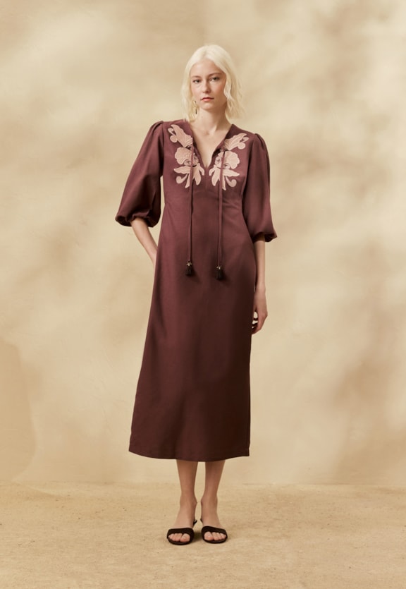 Vestido Midi Liso Bordado Vista Frontal