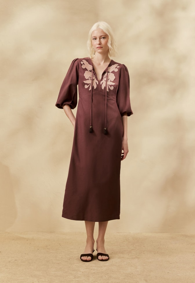 Vestido Midi Liso Bordado