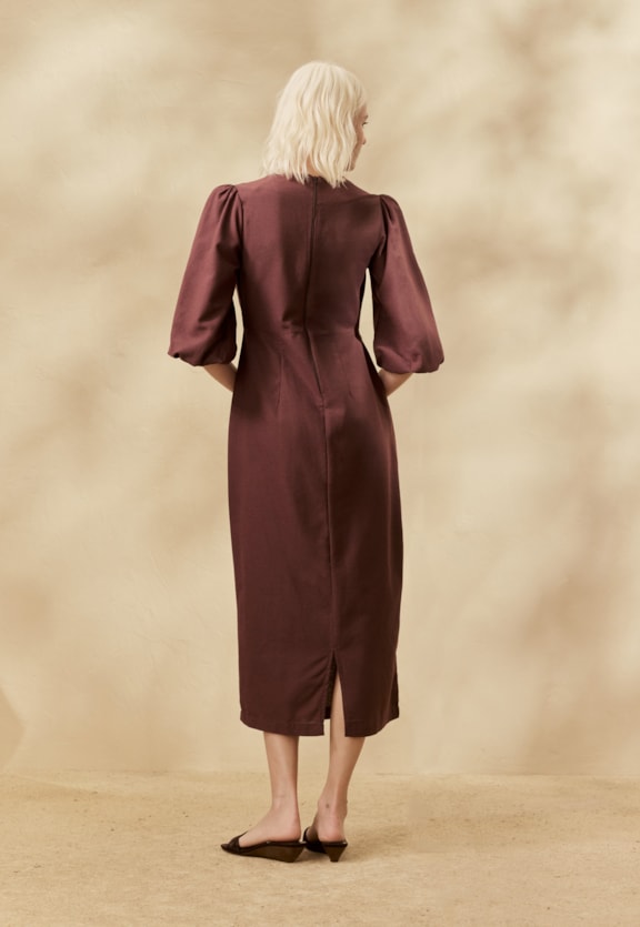 Vestido Midi Liso Bordado Vista Traseira
