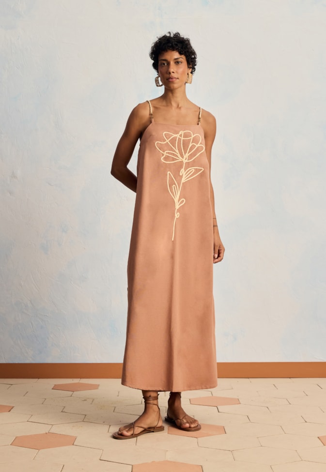 Vestido Midi Liso Bordado Flor