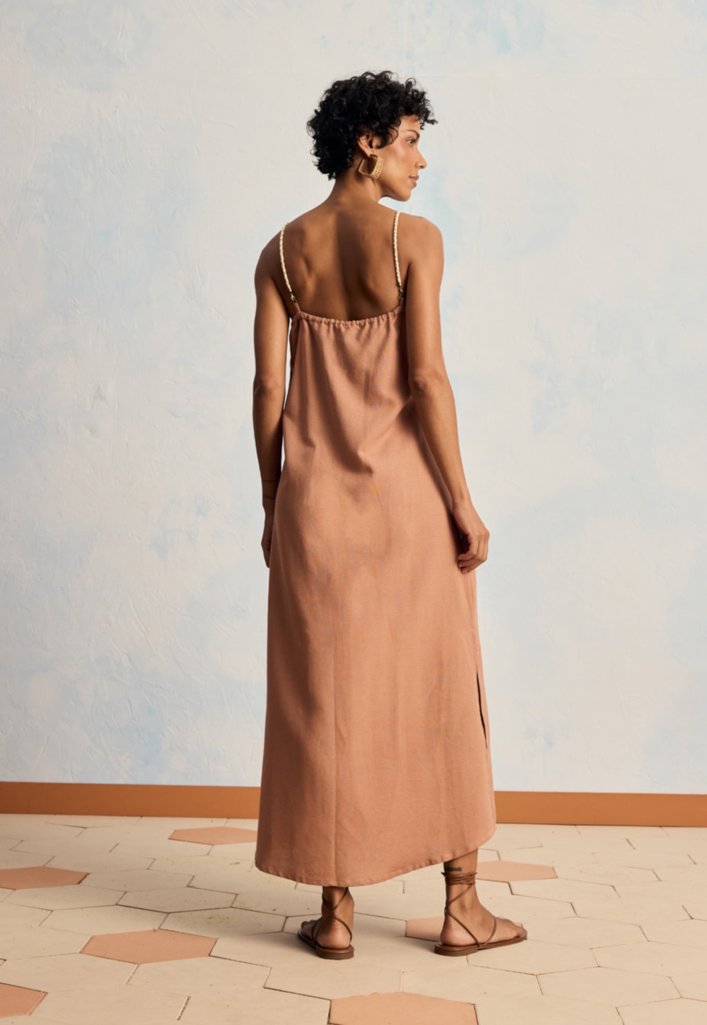 Vestido Midi Liso Bordado Flor