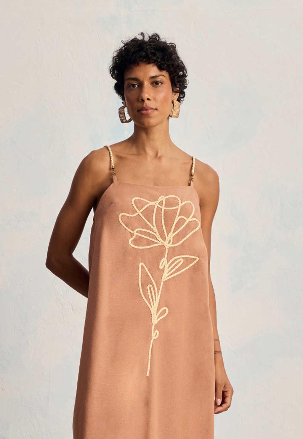 Vestido Midi Liso Bordado Flor
