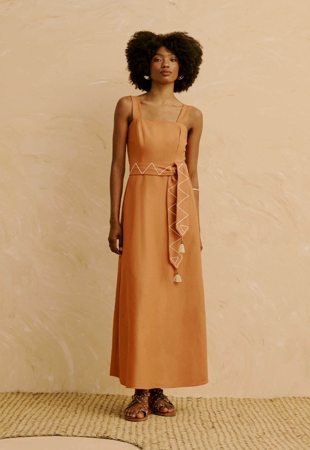 Vestido Midi Liso Detalhes Bordados