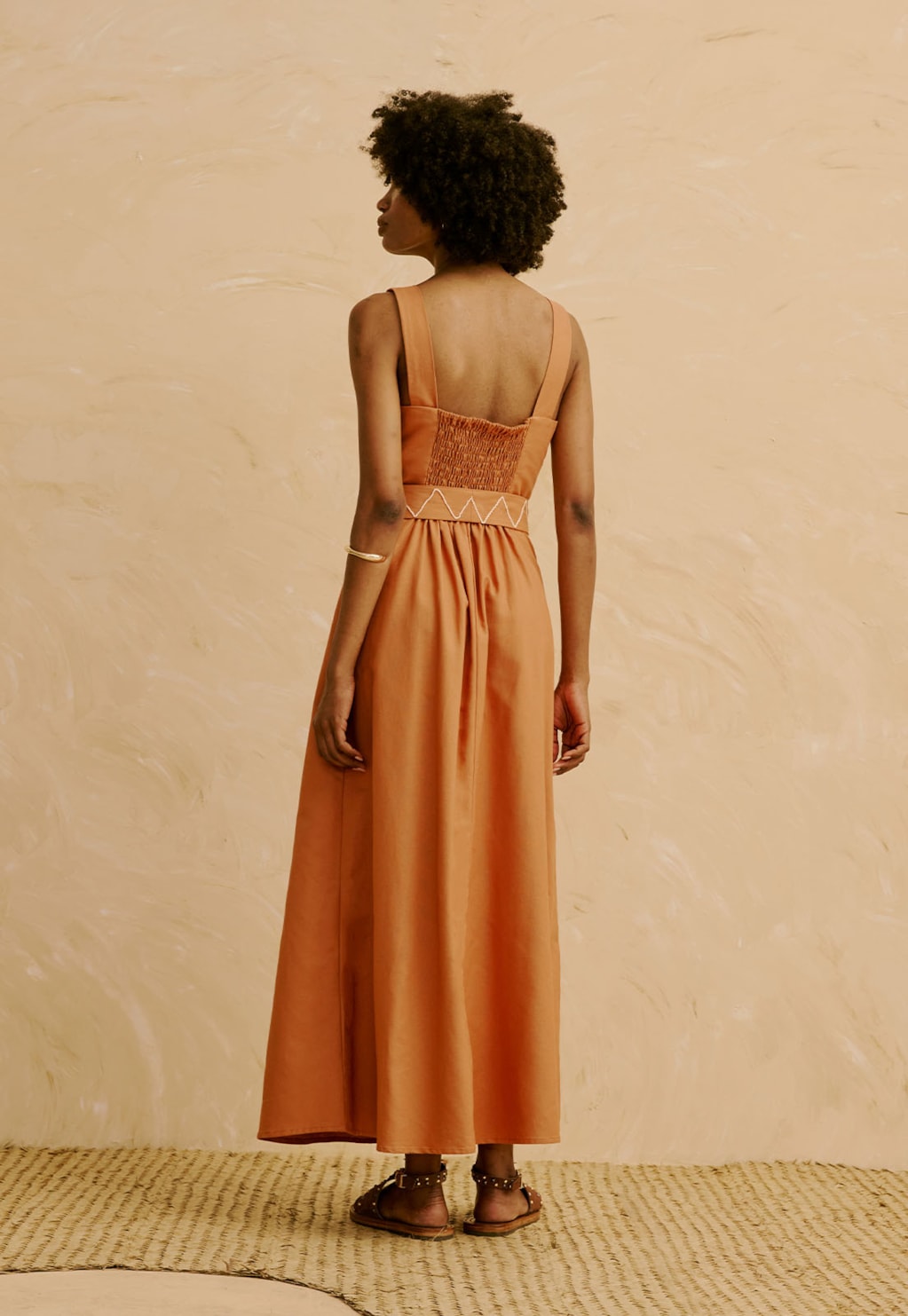 Vestido Midi Liso Detalhes Bordados