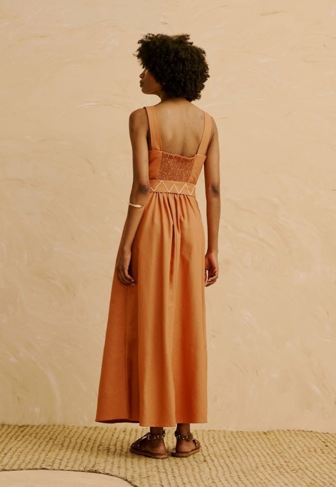 Vestido Midi Liso Detalhes Bordados