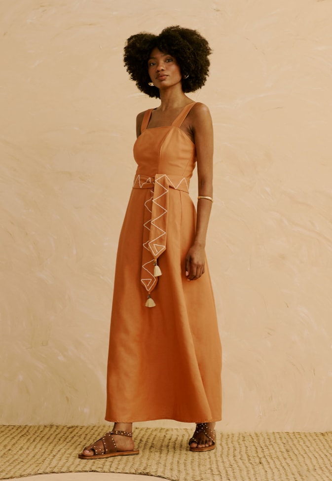 Vestido Midi Liso Detalhes Bordados