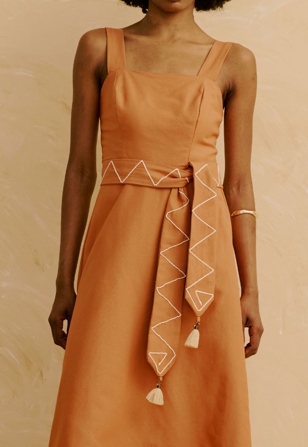 Vestido Midi Liso Detalhes Bordados