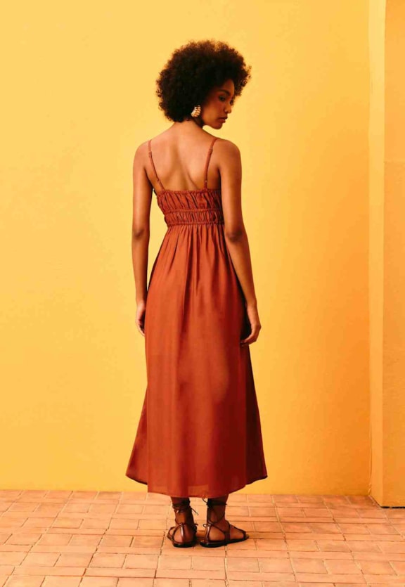 Vestido Midi Liso Elástico Busto Vista Traseira