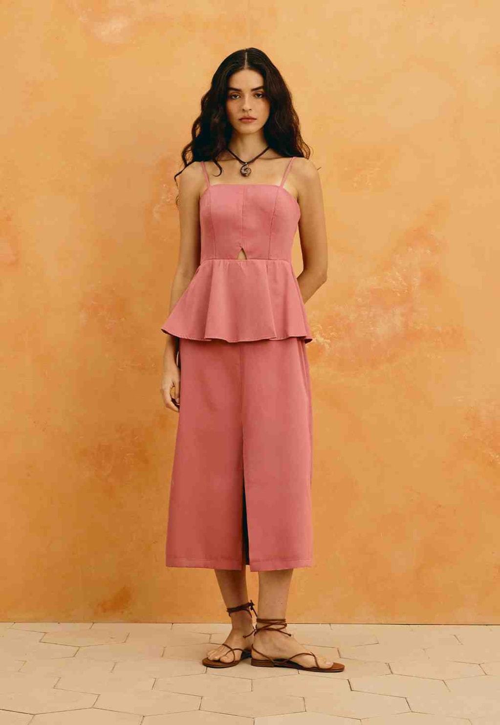 Vestido Midi Liso Fenda Peplum