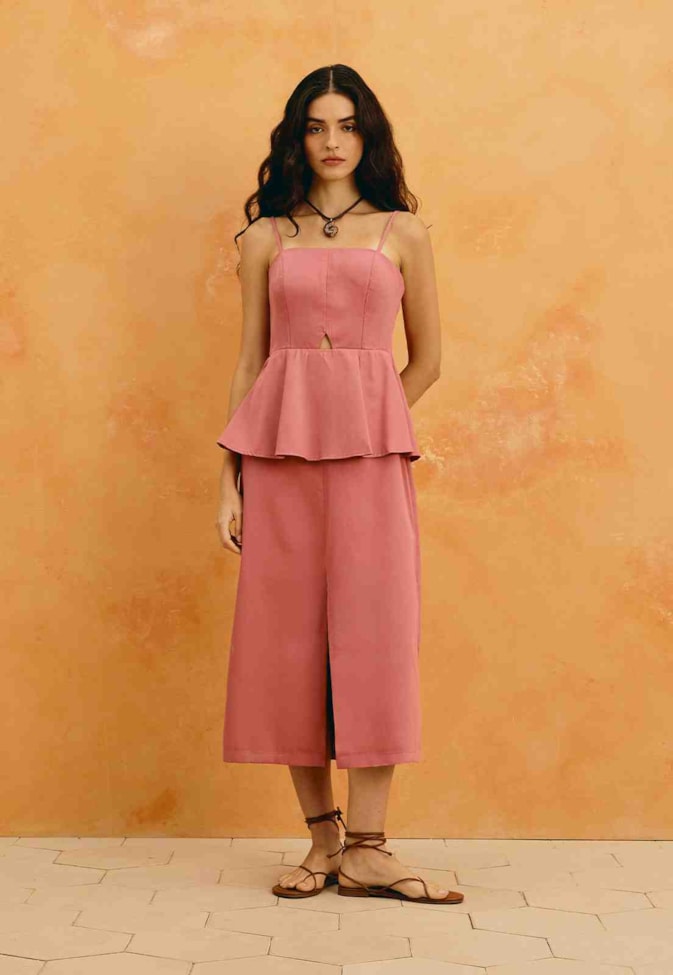 Vestido Midi Liso Fenda Peplum