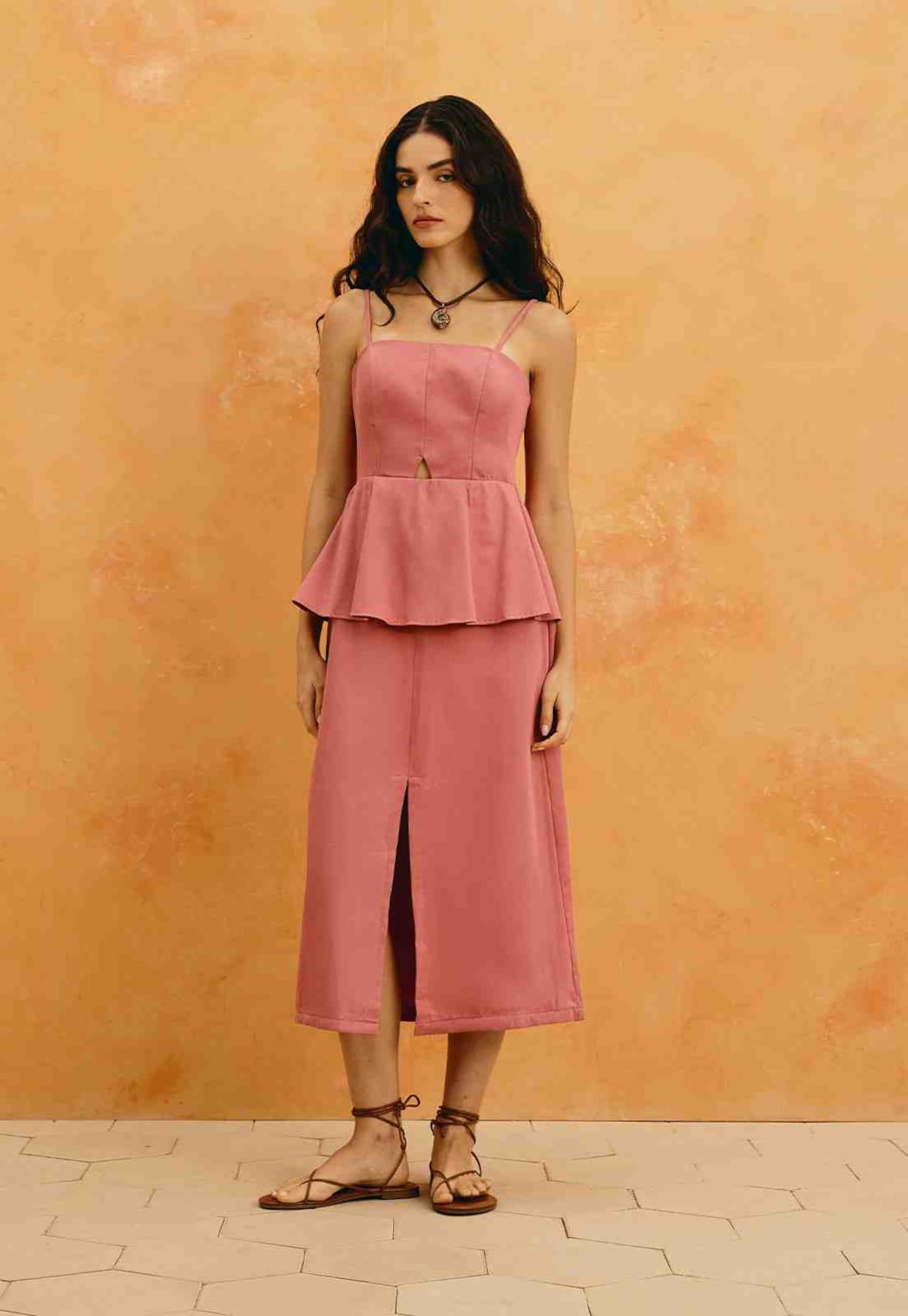 Vestido Midi Liso Fenda Peplum
