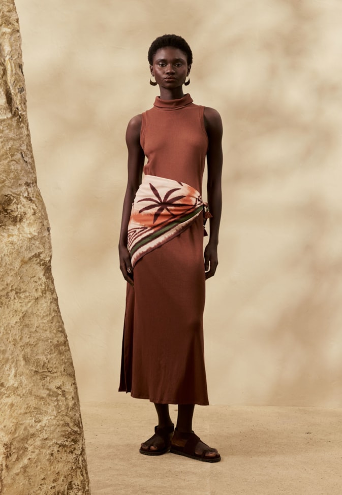 Vestido Midi Liso Gola Alta