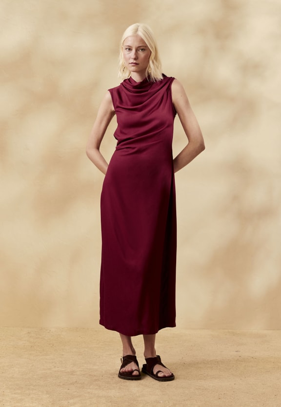 Vestido Midi Liso Gola Degagê Vista Frontal