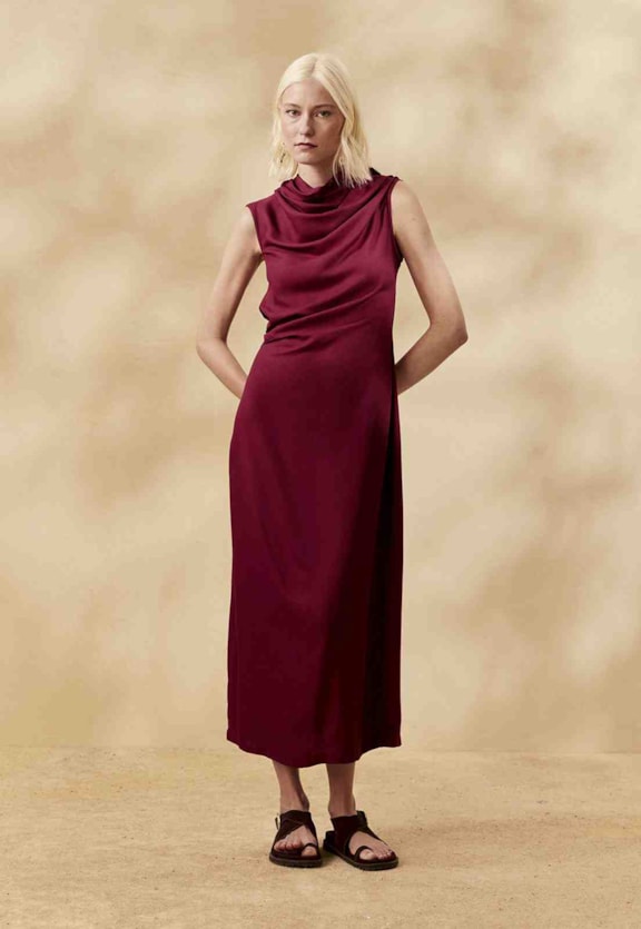 Vestido Midi Liso Gola Degagê Vista Frontal