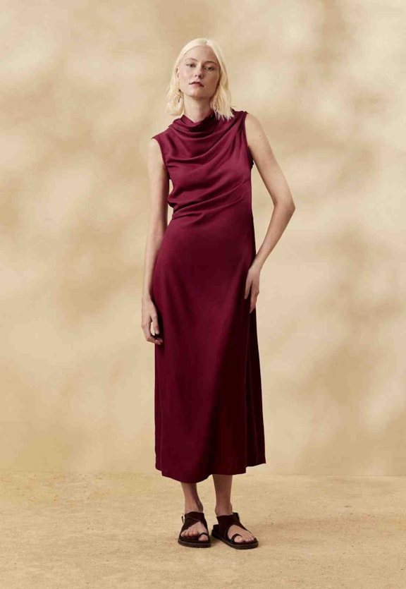 Vestido Midi Liso Gola Degagê Vista Traseira