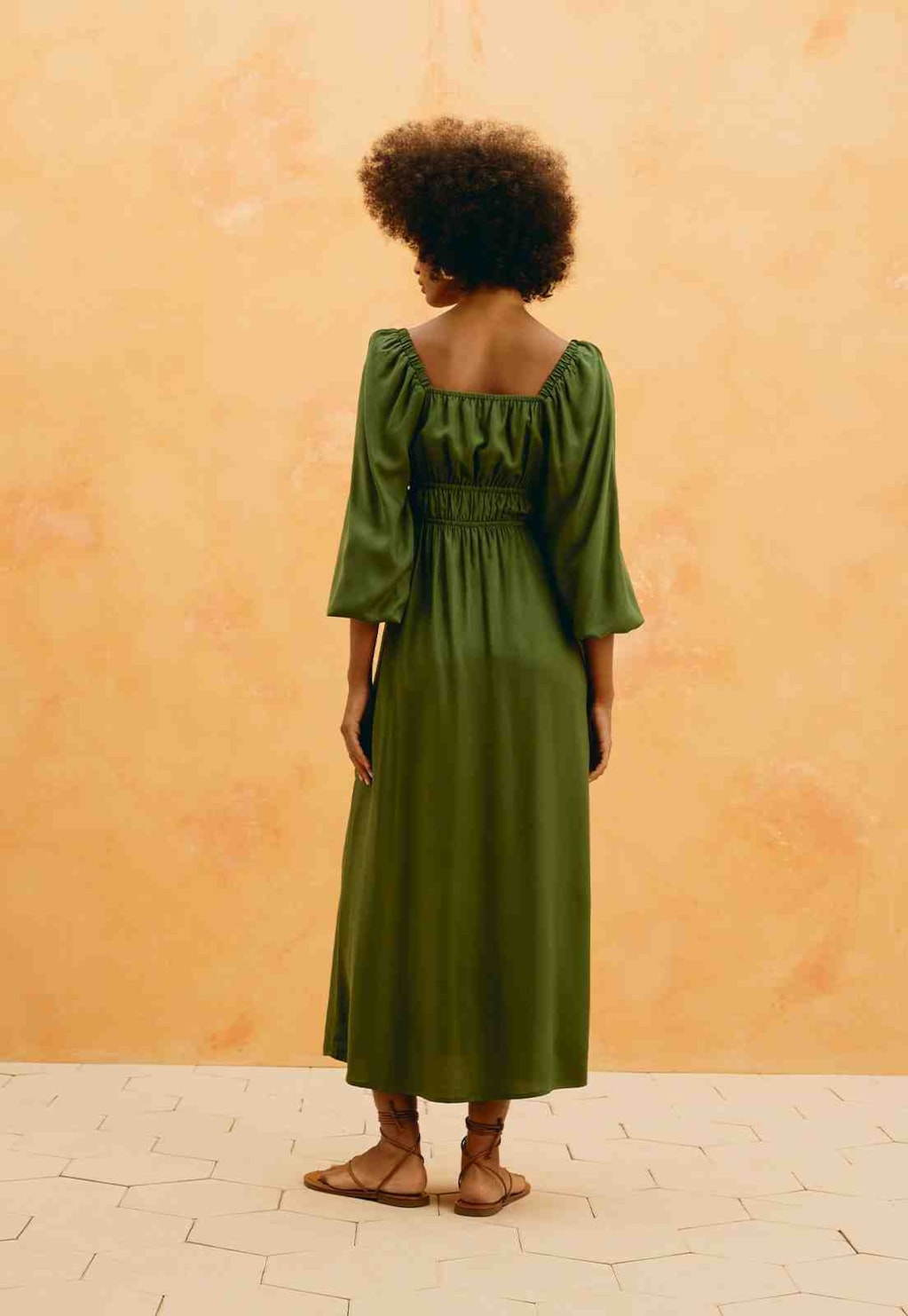 Vestido Midi Liso Manga Bufante